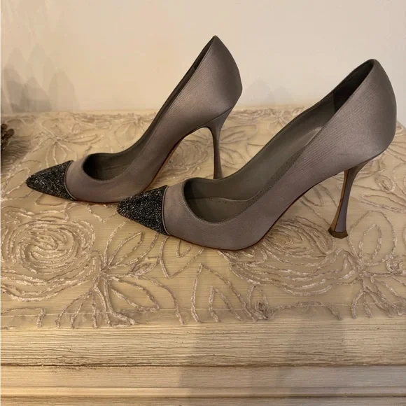 Manolo Blahnik Crystalbi pumps
Absolutely stunning!!! No box.. Dust bag only - Picture 15 of 17